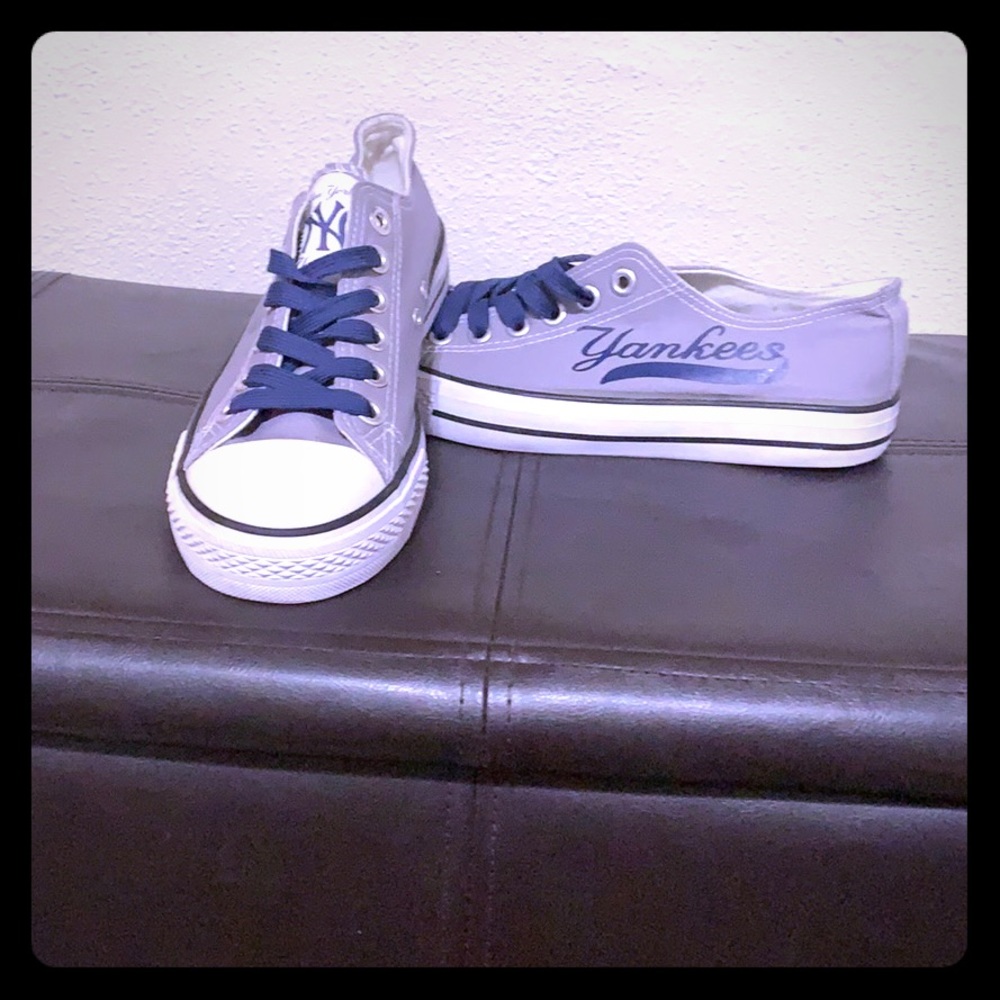 New York Yankee canvas shoes
